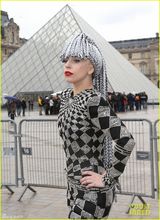 组图：Gaga秀场再搞怪 脚踩恨天高发型似拖布