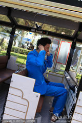 组图：冯绍峰带伤拄拐似绅士 悠闲坐观光车逛沙滩