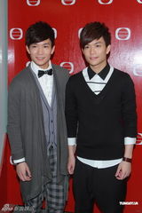 组图：众星为慈善活动献唱 张智霖黄耀明领衔出席