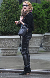 高清组图：艾玛-罗伯兹现身纽约 和男友人亲密