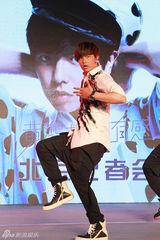 组图：黄鸿升北京记者会 比基尼女郎火辣助阵