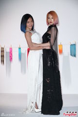 组图：小S杨丞琳同性暧昧 激情互摸挑逗尺度大