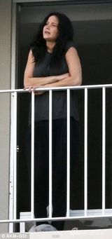 组图：新晋影后劳伦斯露台赏景 吞云吐雾饮美酒