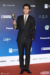 组图：周渝民金钟奖封视帝 后台激动亲吻奖杯