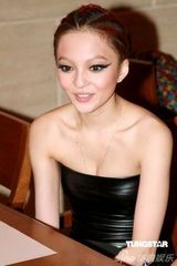 高清组图：张韶涵演唱会庆功 黑色紧身裙另类眼妆