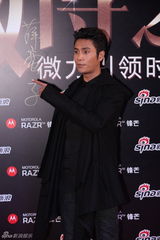 高清图：2011网络盛典红毯陈坤压轴亮相人气旺