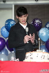 组图：温升豪35岁生日圆歌手梦 唱新歌回馈歌迷