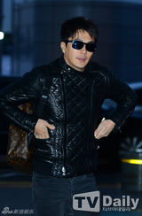 组图：权相佑赴塞班 黑衣加身黑超遮面帅酷