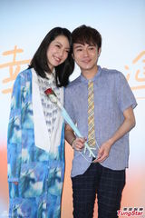 组图：好友青峰惊喜站台 路嘉欣发片泪洒舞台