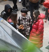 组图：杨幂挺孕肚赶戏显臃肿 拿气球表情呆萌