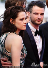 组图：暮光女戛纳走秀罩杯小难撑深V