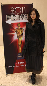 组图：叶青亮相国剧盛典一袭黑色小礼服显优雅