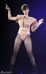 幻灯图集：蕾哈娜巡演 连身三角裤沿袭Gaga风潮