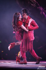 组图：郑伊健开唱秀肌肉与女模热舞 蒙嘉慧现身支持