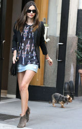 高清图：超模米兰达-可儿街拍 牛仔短裙秀美腿