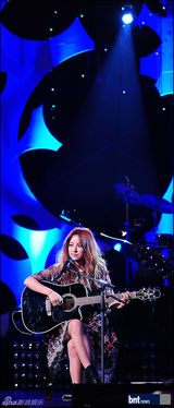 组图：李孝利主持《You&I》优雅姿态演奏吉他