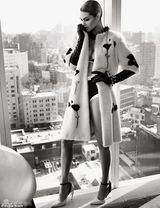 组图：超模阿普顿巴西《Vogue》黑裙裹身S曲线