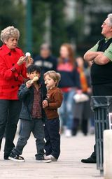 幻灯：皮特父母领孙子逛街 兄妹边走边吃冰淇淋