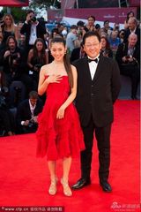 组图：《起风了》首映 泷本美织穿红裙可爱比V