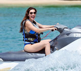 高清图：凯莉-布鲁克海边度假 三套泳装秀身材