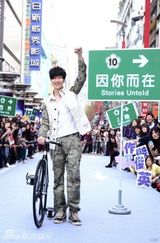 组图：林俊杰台北签唱 携型男团骑单车开场