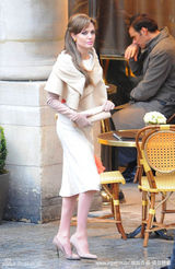 幻灯图：朱莉巴黎拍新片 白裙读报收敛野性玩知性