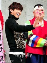 组图：韩综艺《膝盖道士》恢复录制 姜虎东回归