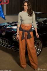 组图：暮光女激凸亮相秀场 单身无滋润膀大腰圆