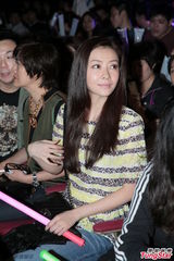 组图：熊黛林助阵郭富城 手持荧光棒当粉丝