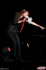 组图：陈绮贞亲吻女乐手 开唱超时男友交罚款