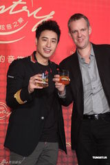 组图：潘玮柏代言洋酒 谈入围金钟奖大呼意外