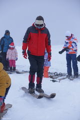 组图：《爸爸》爸爸们全副武装 冰天雪地劈木头