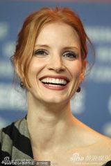 高清图：《大将军寇流岚》发布会 拉尔夫费因斯护花