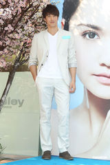 高清组图：锦荣出席商业活动 坦言常运动保养皮肤