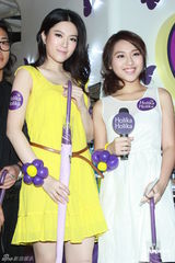 组图：茍芸慧闪亮黄裙出席活动 被批粤语仍不济