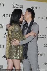 组图：与甄子丹联手夺奖 刘嘉玲不拍梁朝伟马屁