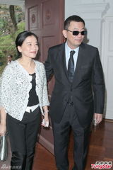 组图：王家卫受勋吻太太 梁朝伟张震到场力挺