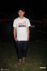 组图：谭咏麟郑欣宜许廷铿参与公益帮助饥饿儿童