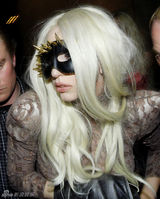 幻灯图集：Lady Gaga越穿越少 破网袜露臀走光