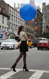 幻灯图集：米兰达-可儿拍广告 手牵蓝气球招摇过市