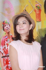 组图：Ella获男粉丝送钻戒 首度搭档贺军翔