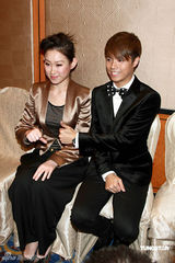 幻灯：邝美云陈志云参加晚宴 合唱筹善款七十余万