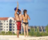 组图：娜塔莉-波特曼三点式度蜜月 携子水中嬉戏