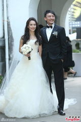 组图：张震大婚献吻娇妻 亲手为新娘提裙摆