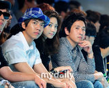 李胜基白衬衣帅气亮相 南圭丽(南奎丽)绿裙清丽淡雅(图)