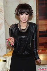 组图：米雪备演舞台剧《我和春天有个约会》