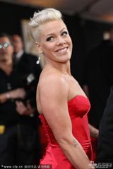 组图：56届格莱美红毯 泰勒透视麦当娜反串绅士