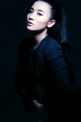 组图：小宋佳秀发难掩妩媚 秋季写真温柔硬朗