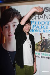 组图：GaGa小师弟抵港 自称已与歌迷们结婚