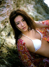 组图：《人间蒸发》曝阿布真理海边甜美写真